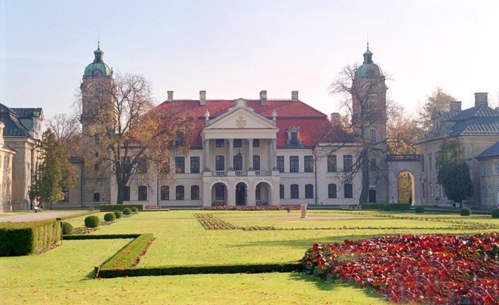 Pałac ze zdjęcia należący niegdyś do Zamoyskich znajduje się w: