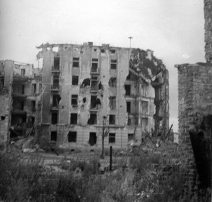 Ruiny domu Okrąg 2 – zbieg ulic Okrąg i Wilanowskiej (autor: Juliusz Bogdan Deczkowski, wiosna 1945)