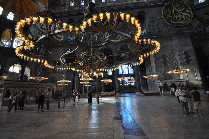 Hagia Sophia - wnętrze. Widoczna podłoga z połowy VI wieku.