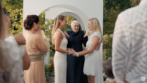 Ksiądz udziela "ślubu" lesbijkom. Skandaliczna reklama biżuterii