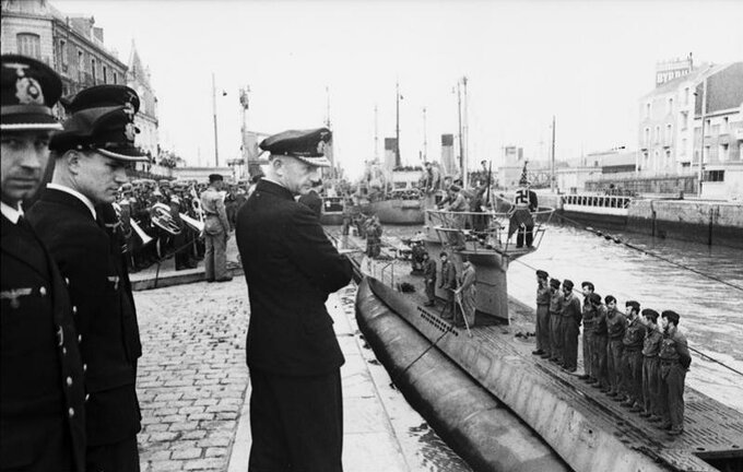 Admirał Karl Dönitz obserwuje przybycie okrętu U-94 do portu w St. Nazaire. Czerwiec 1941 r.