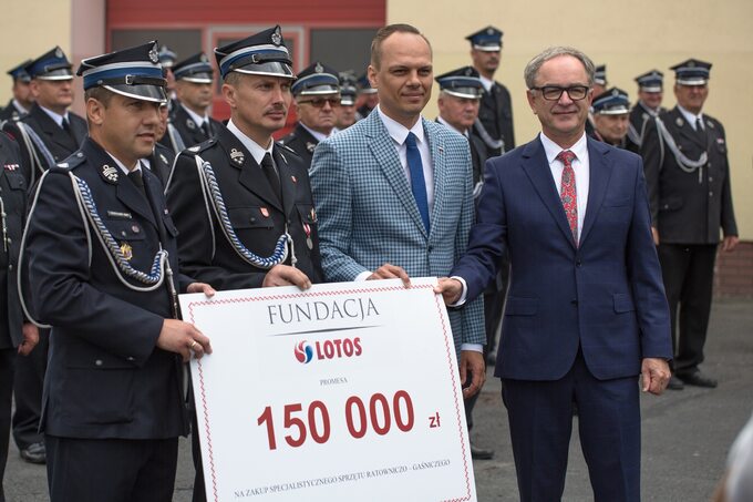Fundacja LOTOS przekazała strażakom z Podkarpacia 150 tys. zł.