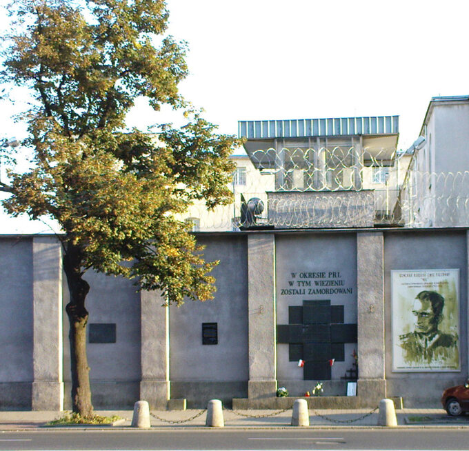 Miejsce pamięci na murze więzienia przy ul. Rakowieckiej w Warszawie
