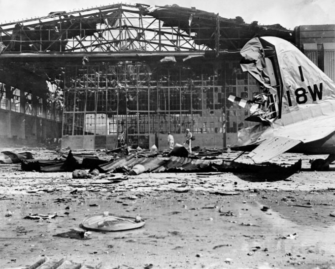 Lotnisko Hickam Field po japońskim ataku, 7 grudnia 1941 r.