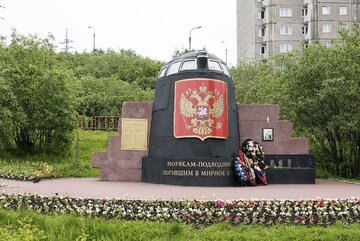 Pomnik w&nbsp;Murmańsku upamiętniający załogę Kurska (jest to&nbsp;autentyczny fragment okrętu)