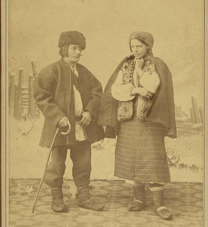Para Hucułów w strojach ludowych. Zdjęcie wykonane po 1886 roku.