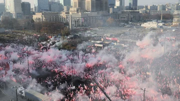 Uczestnicy Marszu Niepodległości na Rondzie Dmowskiego 