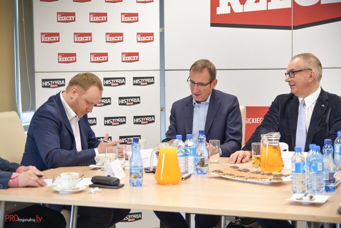 Na zdjęciu od lewej: Moderator Łukasz Zboralsk; p. Grzegorz Prądzyński Prezes zarządu Polska Izba Ubezpieczeń; p. Adam Abramowicz Poseł Prawo i Sprawiedliwość