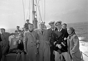 Wycieczka po&nbsp;Zatoce Gdańskiej (1946) na&nbsp;okręcie Marynarki Wojennej z&nbsp;udziałem prezydenta Bolesława Bieruta (drugi z&nbsp;lewej) z&nbsp;c&oacute;rką Aleksandrą (pierwsza z&nbsp;lewej)