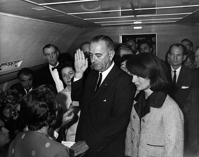 Lyndon Johnson składa przysięgę prezydencką dwie godziny po śmierci Johna F. Kennedy'ego. Obok niego stoi żona zabitego prezydenta, Jacqueline Kennedy