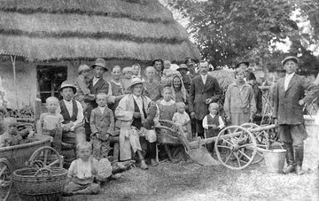 Obchody święta ludowego w&nbsp;Brz&oacute;zie Kr&oacute;lewskiej 1933&nbsp;r. Katarzyna Kazak w&nbsp;zawiązanej chuście na&nbsp;głowie, Sebastian Kazak w&nbsp;kapeluszu, bezpośrednio za&nbsp;nią / zdjęcie ze&nbsp;zbior&oacute;w cyfrowych Czesława Rydzaka