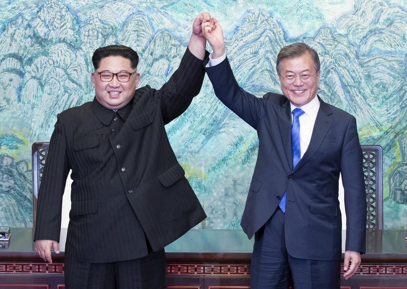 27. 04. || W kwietniu doszło do historycznego spotkania przywódców Korei Północnej i Południowej. Politycy zadeklarowali, że w najbliższej przyszłości podpiszą traktat pokojowy oficjalnie kończący trwającą od 65 lat wojnę pomiędzy dwoma krajami. 