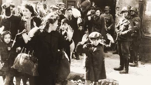 Miniatura: Maski oprawców na twarzach ofiar