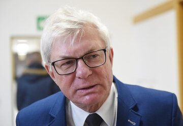 Początkowo kandydatem SLD na prezydenta stolicy miał być Andrzej Celiński. W połowie lipca po tym jak polityk w wulgarny sposób zwrócił się publicznie do Jana Śpiewaka, Celiński ogłosił rezygnację z wyborów. 