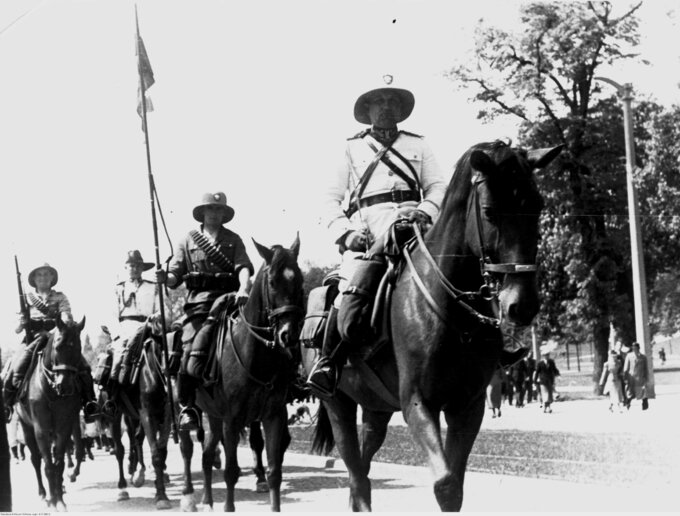 Paramilitarny oddział konny Ligi Morskiej i Kolonialnej mający pełnić służbę na przyszłych koloniach Polski. Parada w Toruniu w 1939 r.