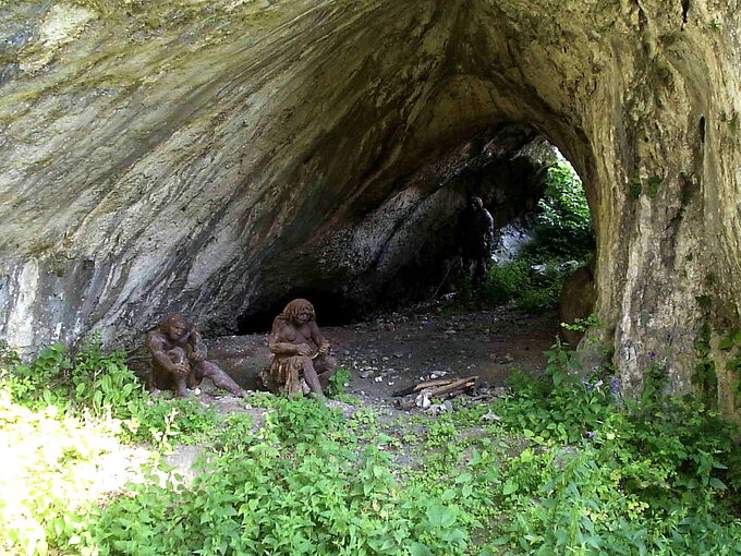 Rekonstrukcja obozowiska neandertalczyków w Jaskini Ciemnej w Ojcowskim Parku Narodowym.