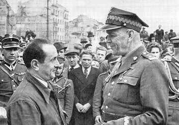 Zygmunt Berling z&nbsp;mieszkańcami Pragi, 1944&nbsp;r.
