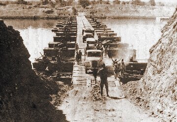 Wojna Jom Kippur. Egipskie wojska przejeżdżają przez Kanał Sueski, 7&nbsp;października 1973