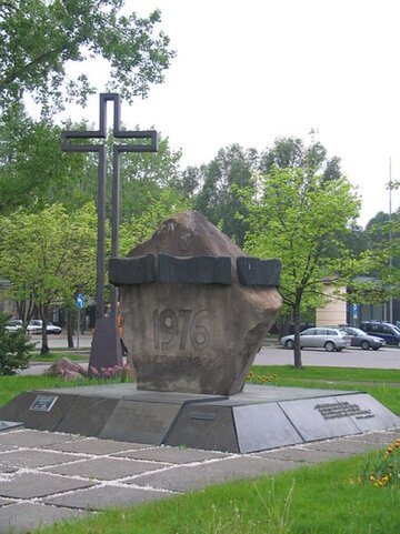 Pomnik na&nbsp;placu Czerwca '76 przed Urzędem dzielnicy Ursus