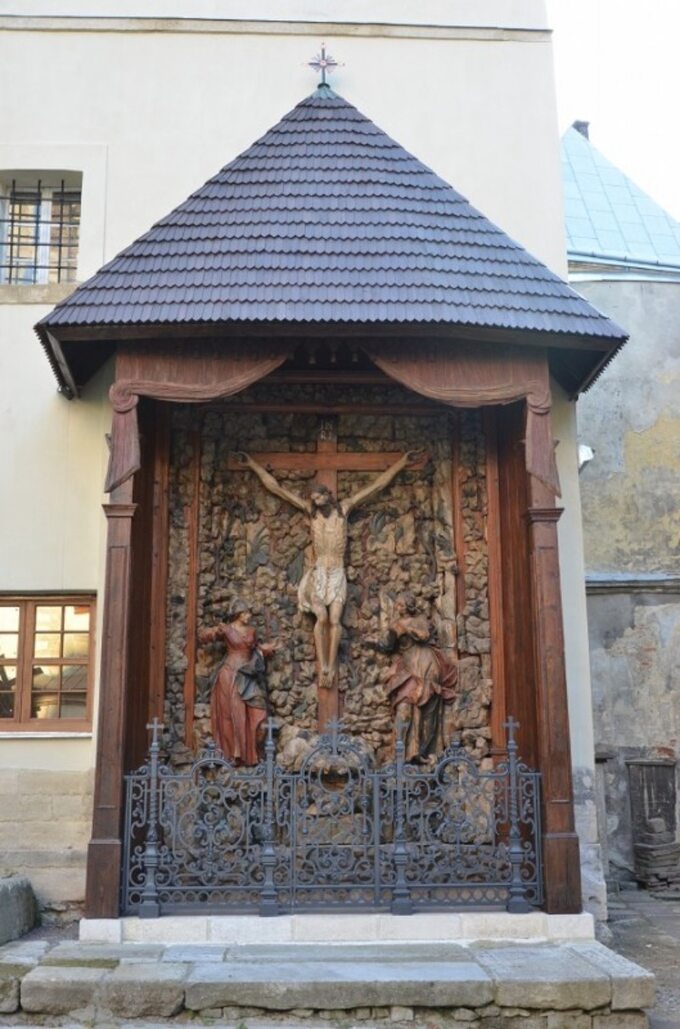 Golgota. „Ukrzyżowanie” na dziedzińcu katedry ormiańskiej we Lwowie