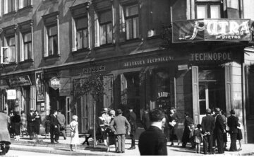 Częstochowa Częstochowa była największym miastem województwa... kieleckiego. Drugim co do wielkości miastem tego województwa był Sosnowiec, a trzecim Radom. Kielce, od których nazwano województwo i uczyniono jego stolicą, były dopiero czwarte. W 1931 r. liczyły 58 tys. ludzi, o połowę mniej od Częstochowy. Liczba ludności w 1939 r.: 138 tys., obecnie: 226 tys. Na zdjęciu: witryny sklepów w Częstochowie, październik 1934 r.