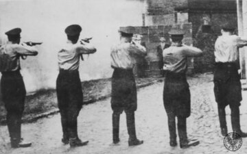 Lubawa, 7&nbsp;XII 1939&nbsp;r. Członkowie Selbschutzu Westpreussen rozstrzeliwują ustawionych pod&nbsp;murem Polak&oacute;w. Zbrodnia pomorska
