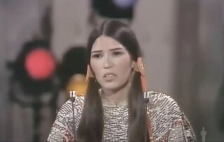 Sacheen Littlefeather -&nbsp;Indianka, kt&oacute;ra wystąpiła na&nbsp;gali Oscar&oacute;w w&nbsp;imieniu Marlona Brando, kt&oacute;ry odm&oacute;wił przyjęcia Oscara