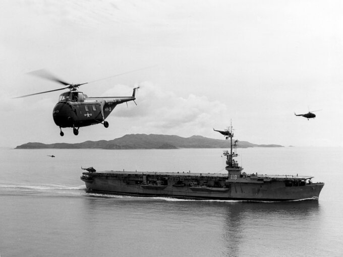 Amerykański śmigłowiec z USS Sicily u wybrzeży Korei. 1952 r.