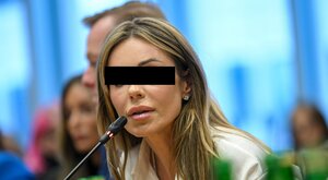 Miniatura: Piosenkarka przerywa milczenie po akcie...