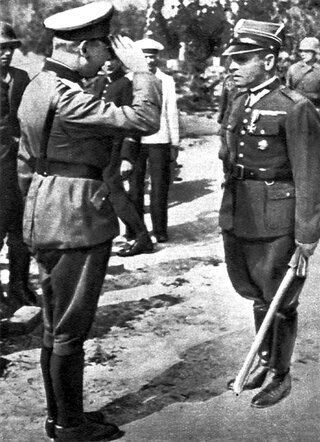 Gen. Eberhardt salutuje przed mjr. Sucharskim podczas rozmów o poddaniu Westerplatte