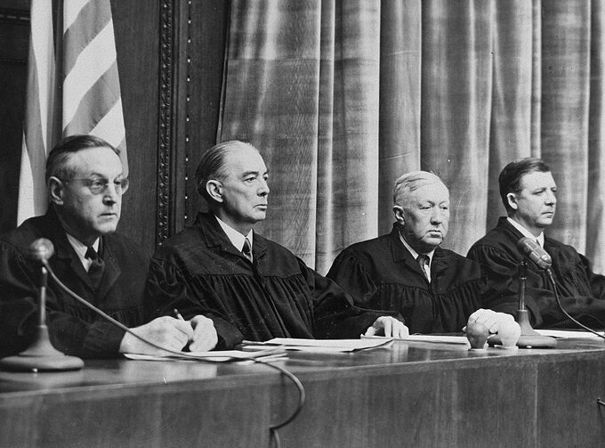 Ława sędziowska podczas procesu lekarzy (zbrodniarzy niemieckich z II wojnY); od lewej: Harold L. Sebring, Walter B. Beals, Johnson T. Crawford i Victor C. Swearingen