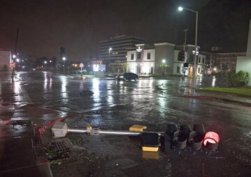 Na terenach, przez które przeszedł huragan, zniszczone zostały nie tylko domy, ale też drogi i infrastruktura miejska. 