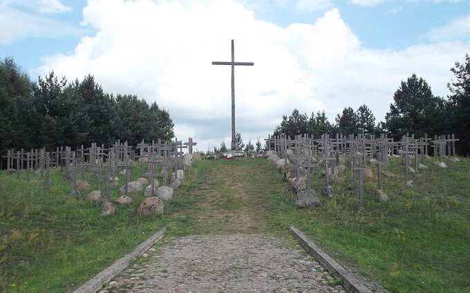 Krzyż w Gibach poświęcony pamięci pomordowanych w czasie obławy augustowskiej