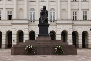 Złożenie wieńca pod&nbsp;pomnikiem Mikołaja Kopernika w&nbsp;Warszawie