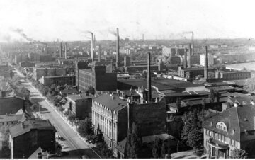 Łódź Według danych z 1930 i 1931 r., pod względem liczby ludności Łódź była 32. miastem w Europie. Liczyła wówczas 605 tys. mieszkańców - więcej niż Turyn, Lizbona, Sztokholm, Rotterdam czy Lyon. Łódź była jednak nieco mniejsza od Wrocławia, który znajdował się wówczas w granicach Niemiec. Współcześnie miasto zamieszkuje niewiele więcej ludzi niż przed wojną. Liczba ludności w 1939 r.: 672 tys., obecnie: 697 tys.