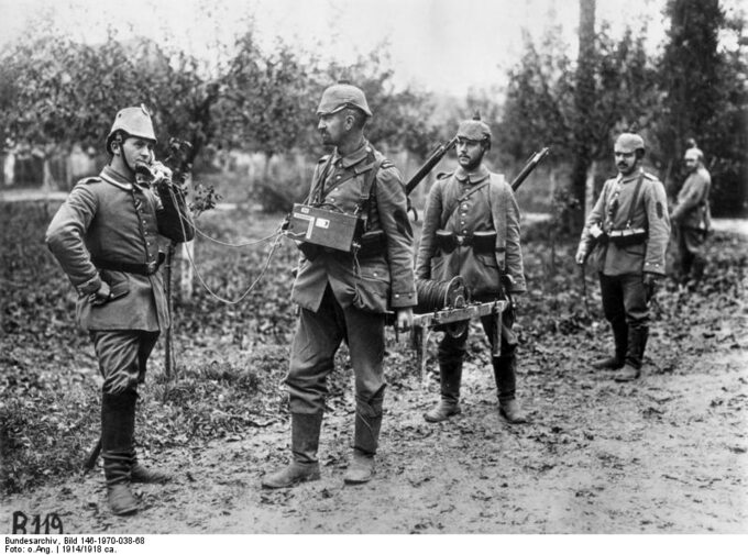 Niemieccy żołnierze z telefonem polowym w 1914 r.
