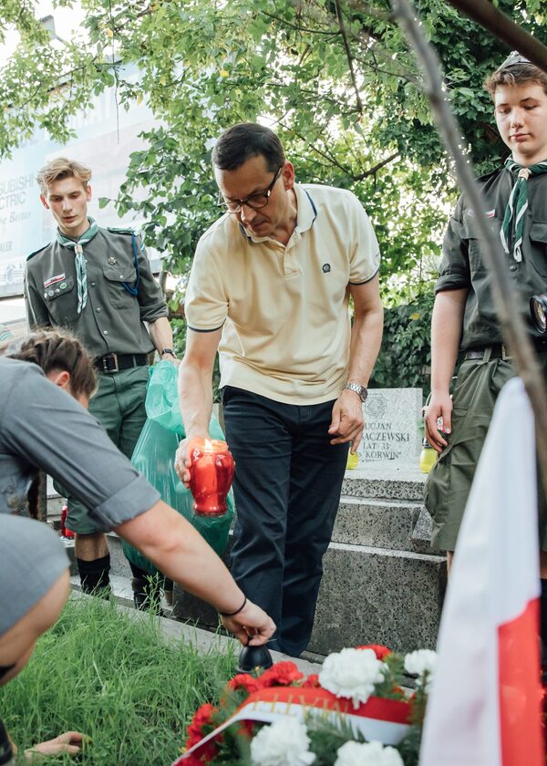 Premier Mateusz Morawiecki z harcerzami na grobach Powstańców Warszawskich 