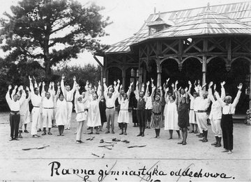 Lecznica doktora Apolinarego Tarnawskiego w&nbsp;Kosowie.  Kuracjusze podczas gimnastyki. Doktor Apolinary Tarnawski stoi na&nbsp;przedzie bliżej środka z&nbsp;lewej