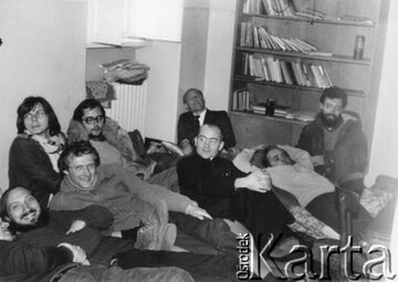 Członkowie KOR. Z&nbsp;przodu od&nbsp;lewej: Antoni Macierewicz, Adam Michnik, ksiądz Stanisław Małkowski, Jacek Kuroń, Kazimierz W&oacute;ycicki, z&nbsp;tyłu siedzą: Konrad Bieliński, Mariusz Wilk, Kazimierz Janusz.
