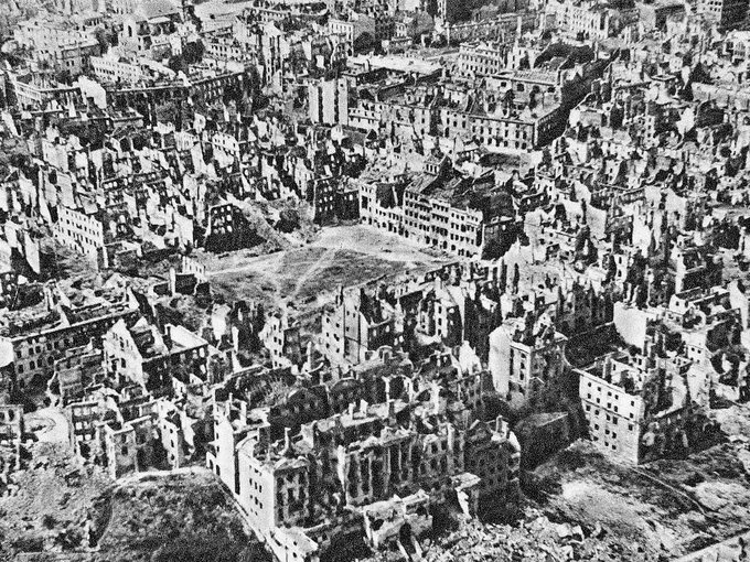 Zniszczona Warszawa. Rok 1945