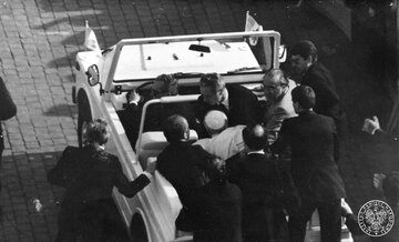 Odjazd papamobile z&nbsp;ciężko rannym w&nbsp;wyniku zamachu Janem Pawłem II&nbsp;z&nbsp;Placu Św. Piotra. Watykan, 13 maja 1981 roku