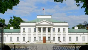 Miniatura: Nowy znak przed Belwederem. Z wiadomością...