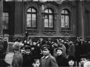 Przed Pałacem Zimowym w&nbsp;czasie rewolucji październikowej, 8&nbsp;listopada 1917