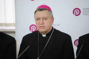 Miniatura: Abp Kupny: Można nosić znaczek...