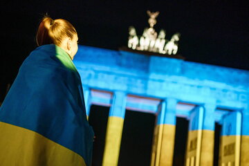 Brama Brandenburska podświetlona w barwach Ukrainy 
