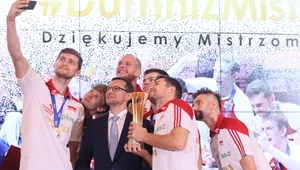 Miniatura: Premier dał "znaczną sumę" siatkarzom. "To...