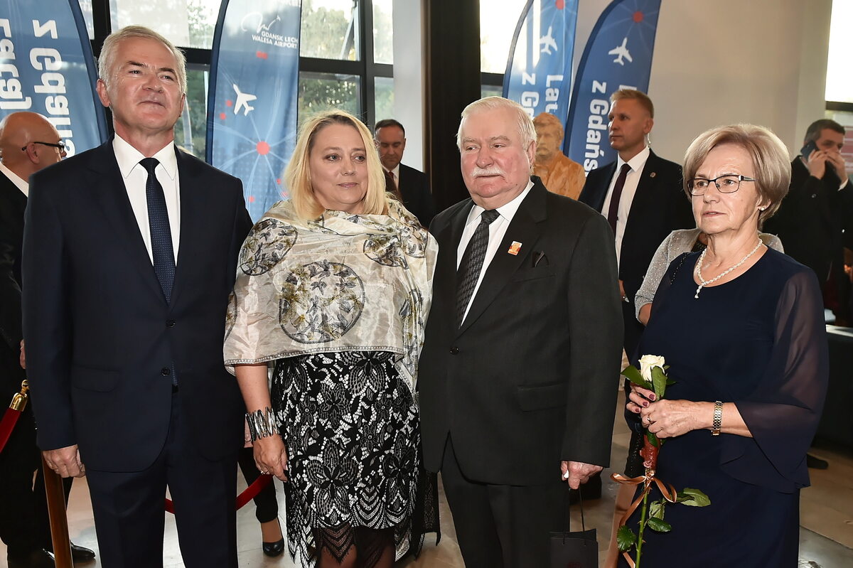 Lech Wałęsa (2P) z żoną Danutą (P) i senator Sławomir Rybicki (L) z żoną Małgorzatą (2L) 