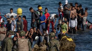 Miniatura: Migranci w Ceucie. Meloni odrzuciła...