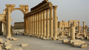 Palmyra -&nbsp;monumentalny łuk we&nbsp;wschodniej części kolumnady (zniszczony w&nbsp;2015&nbsp;r. przez ISIS)