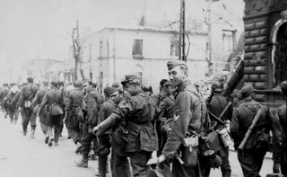 Esesmani z pułku Dirlewangera maszerujący ulicą Chłodną w kierunku Śródmieścia